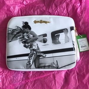**Hard to find** NWT Lilly Pulitzer Digital Printed Tech Bag